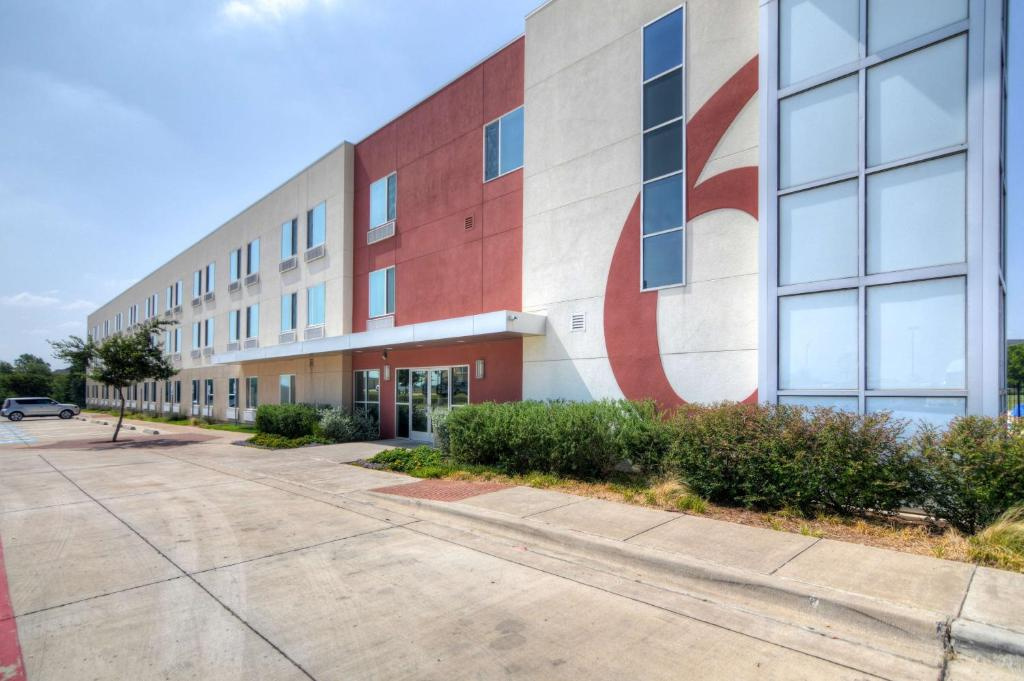 photo 1 of Motel 6 Roanoke, TX - Northlake - Speedway