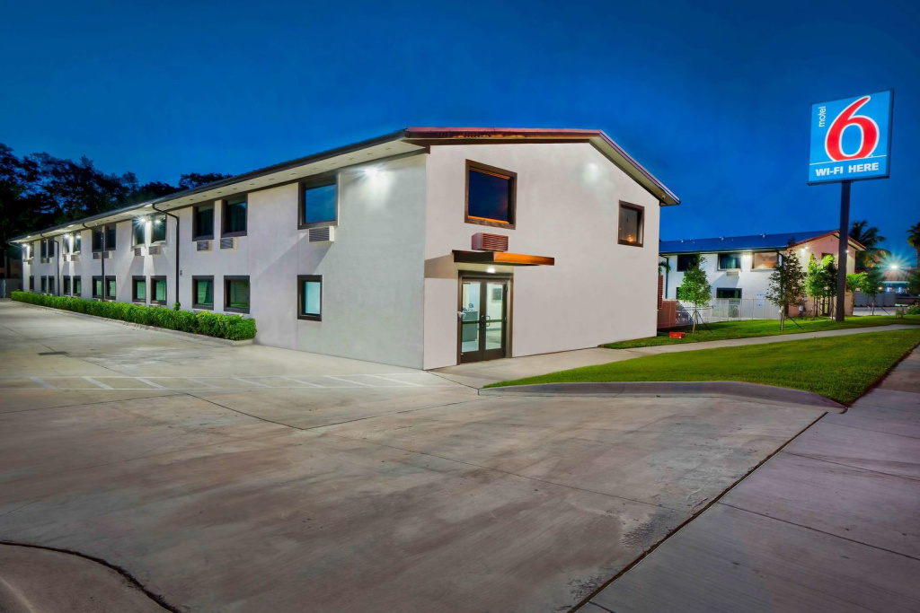 photo 1 of Motel 6 Fort Lauderdale, FL