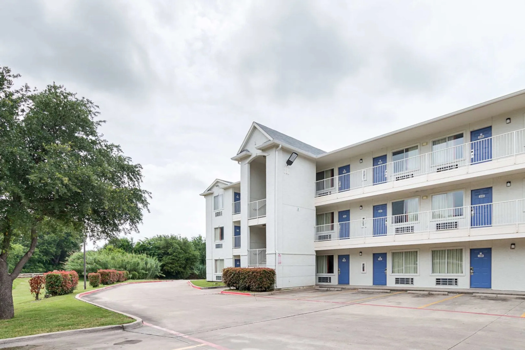photo 1 of Motel 6 Grand Prairie, TX - Near Six Flags Drive
