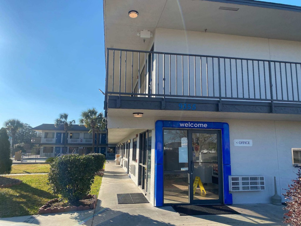 photo 1 of Motel 6 Gulfport, MS – Airport