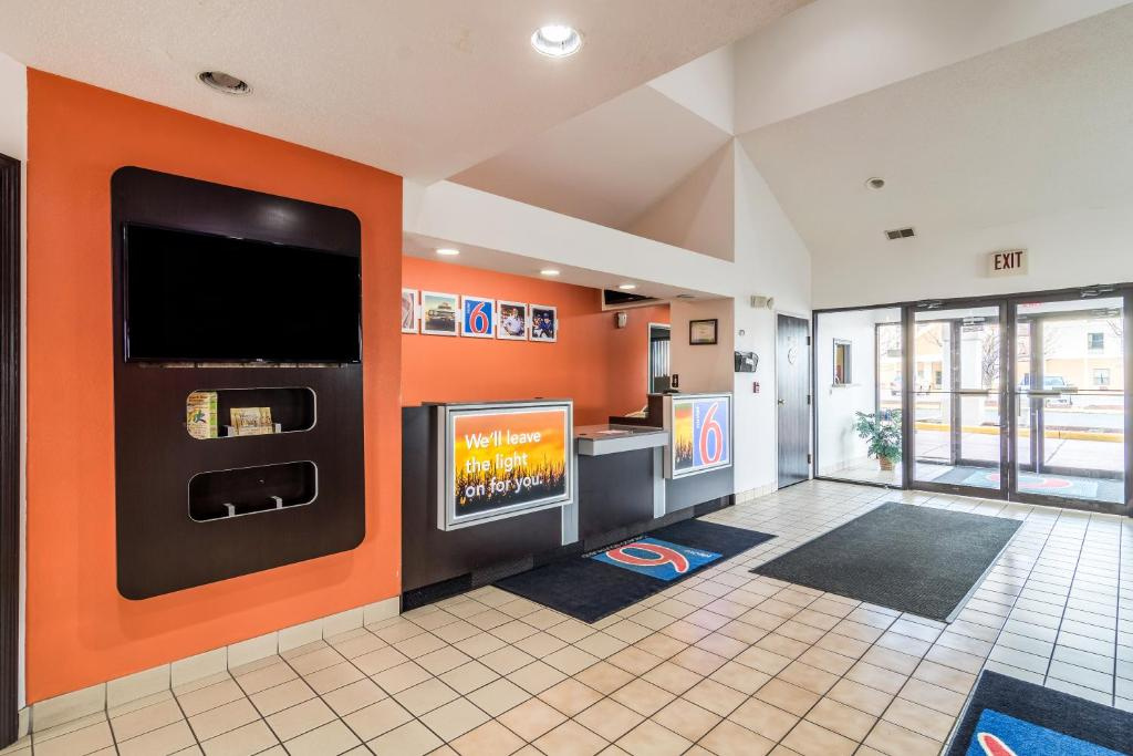 photo 1 of Motel 6 Harvey, IL