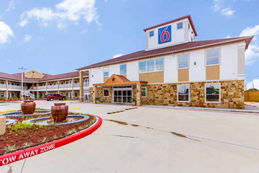 photo 1 of Motel 6 Houston, TX - North