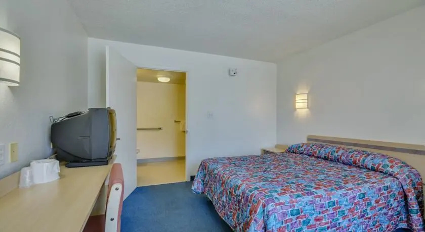 photo 1 of Motel 6 Huntsville - Madison