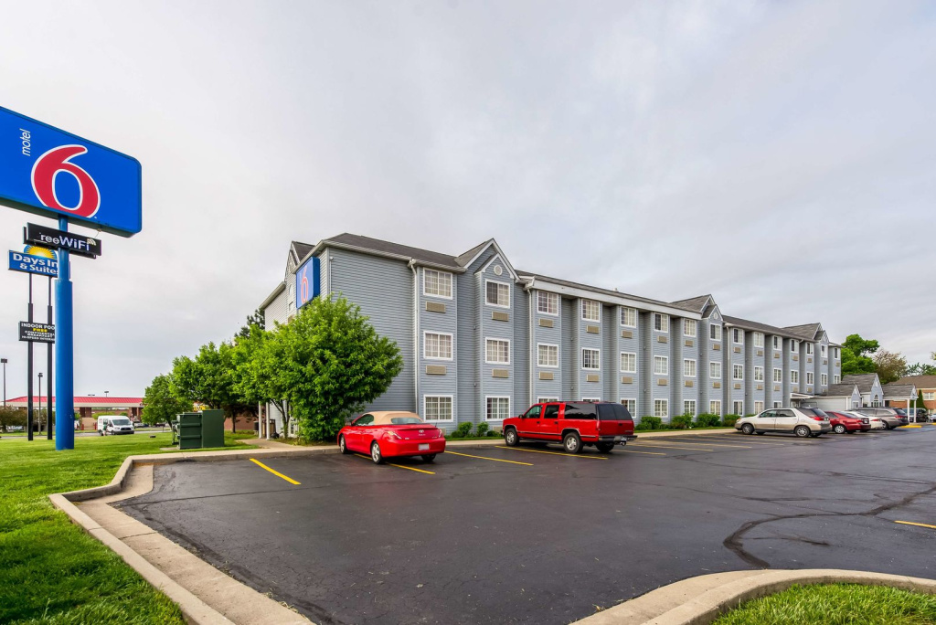 photo 1 of Motel 6 Indianapolis Carmel