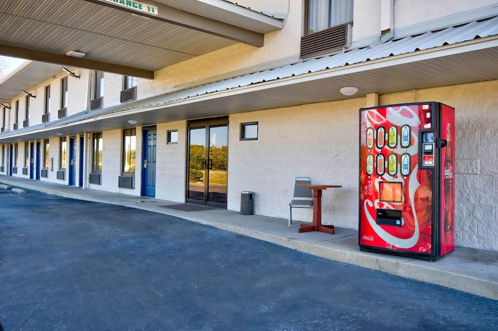 photo 1 of Motel 6 Jeffersonville, In - Louisville