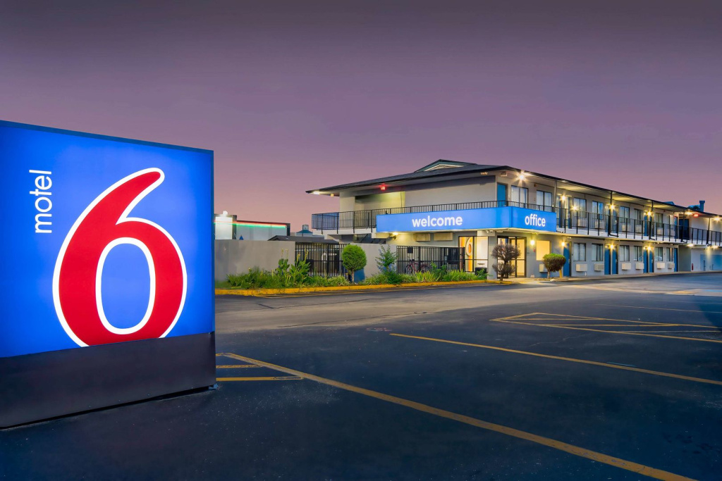 photo 1 of Motel 6 Jonesboro, AR