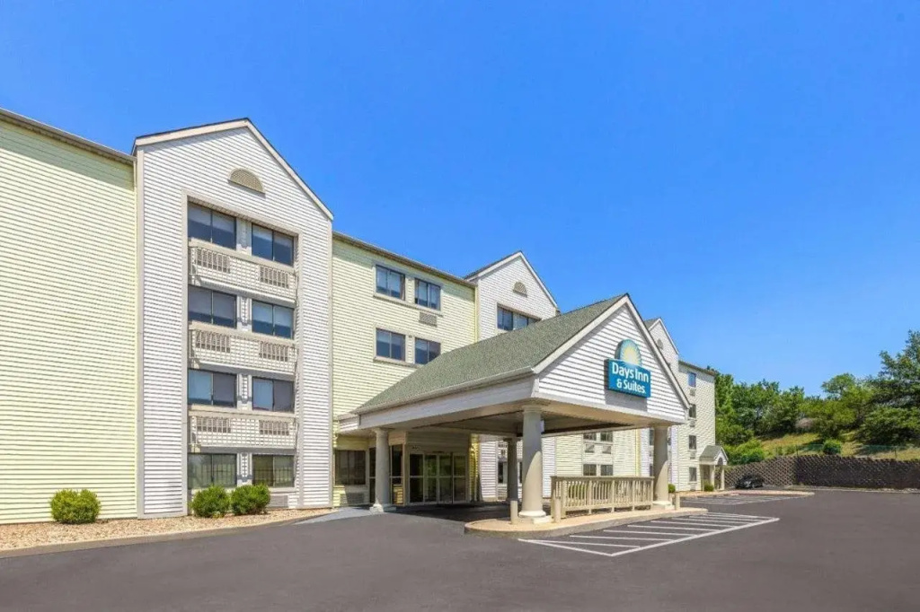 photo 1 of Days Inn by Wyndham Kansas City Northeast