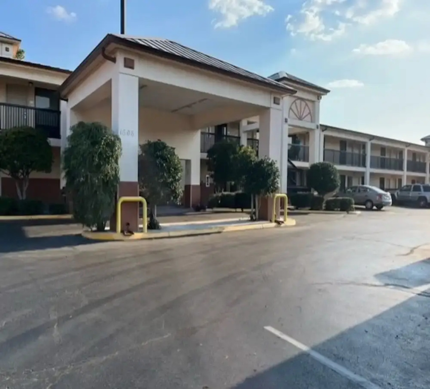 photo 1 of Motel 6 Laurel, MS