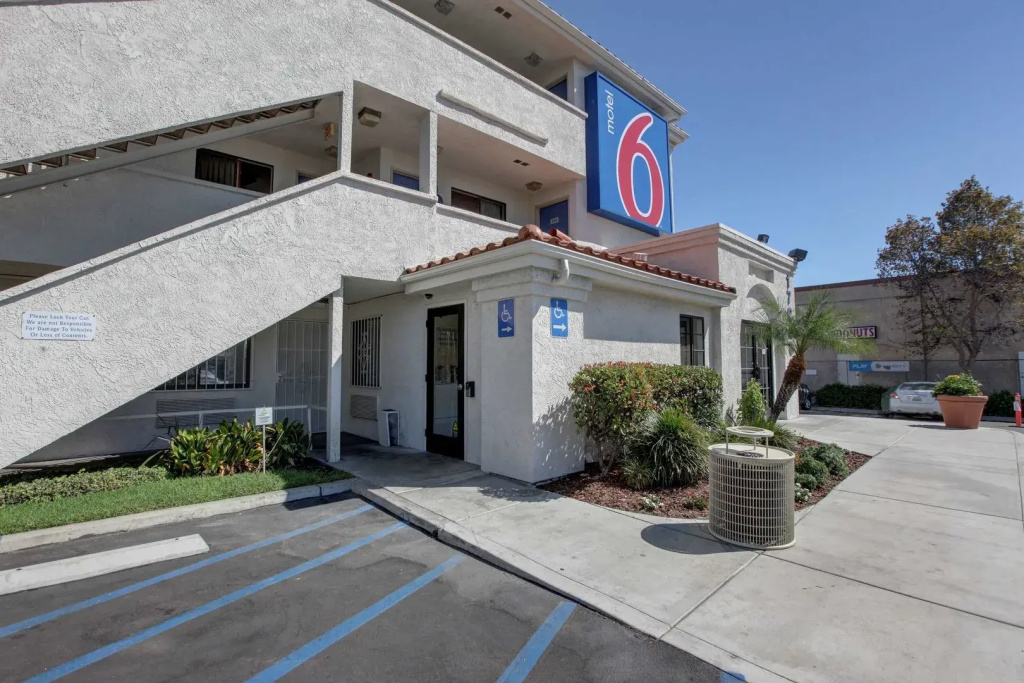 photo 1 of Motel 6 Bellflower, CA - Los Angeles