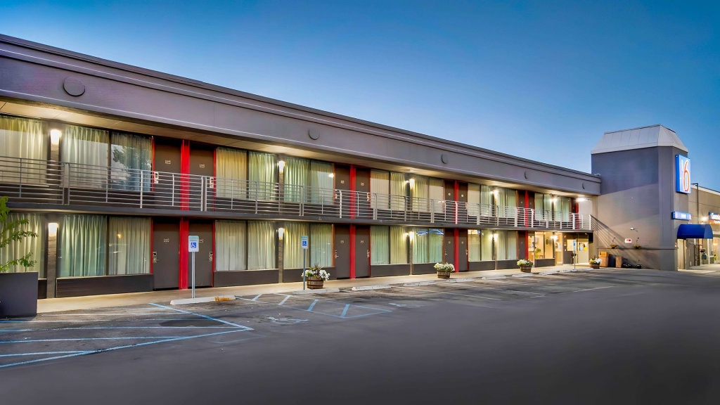 photo 1 of Motel 6 Louisville, KY - Airport - Fair Expo