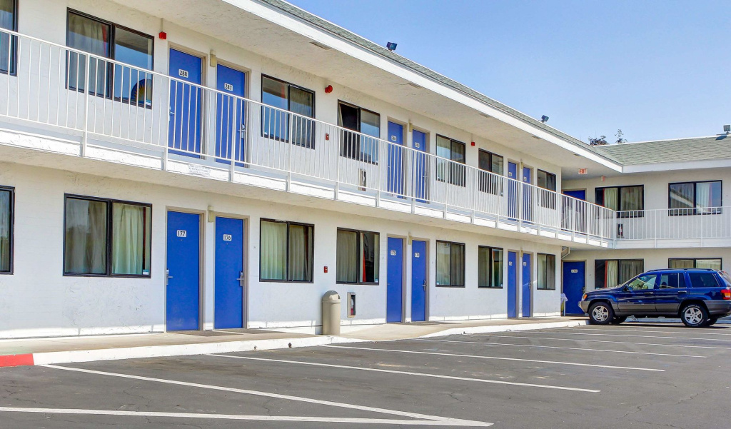 photo 1 of Motel 6 Medford, OR