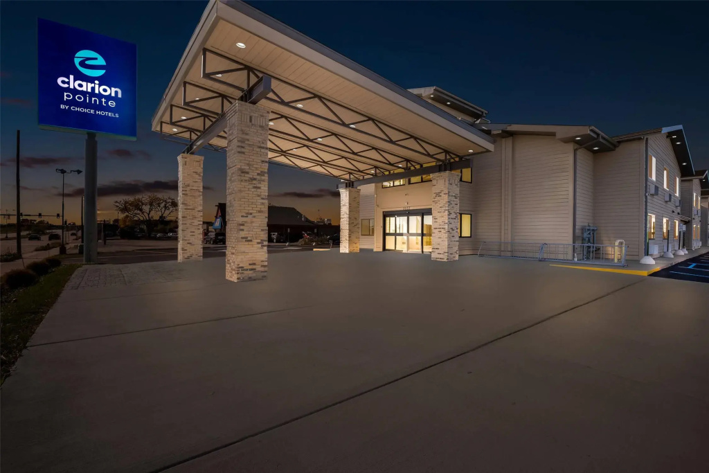 photo 1 of Clarion Pointe Milwaukee Airport