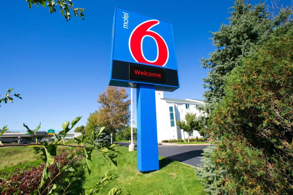 photo 1 of Motel 6 Brooklyn Center, MN - Minneapolis