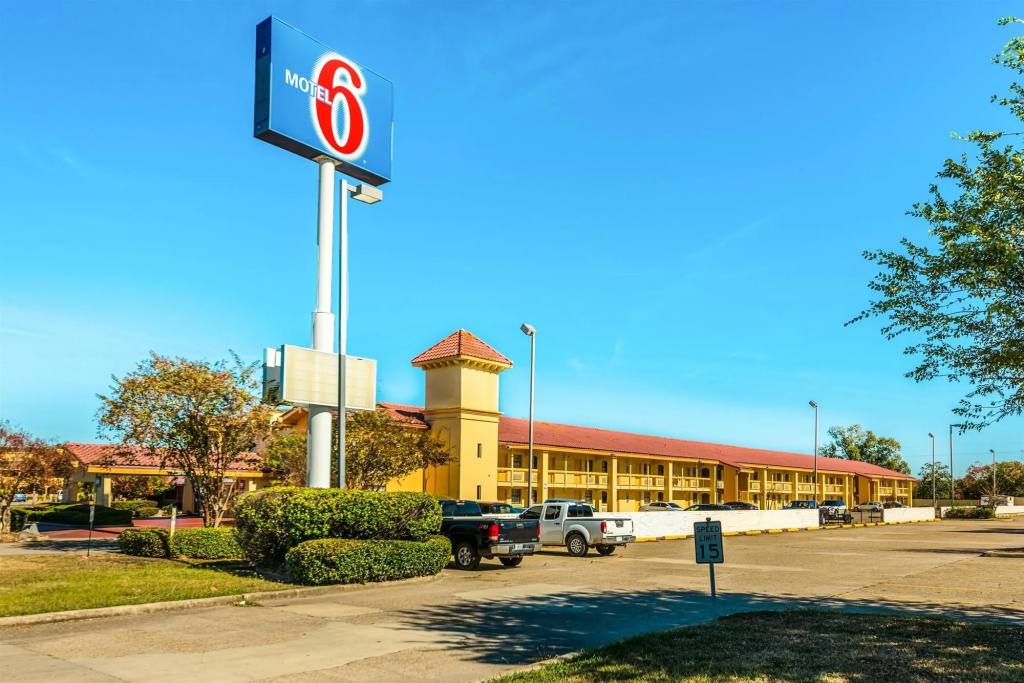 photo 1 of Motel 6 Monroe, LA
