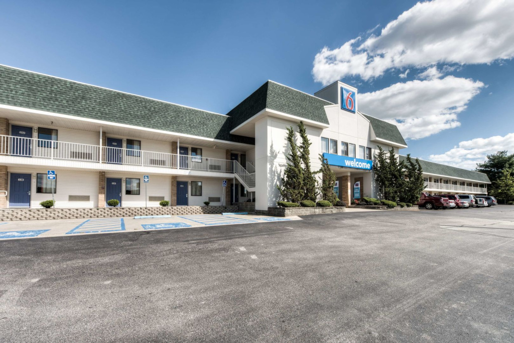 photo 1 of Motel 6 Niantic, CT - New London