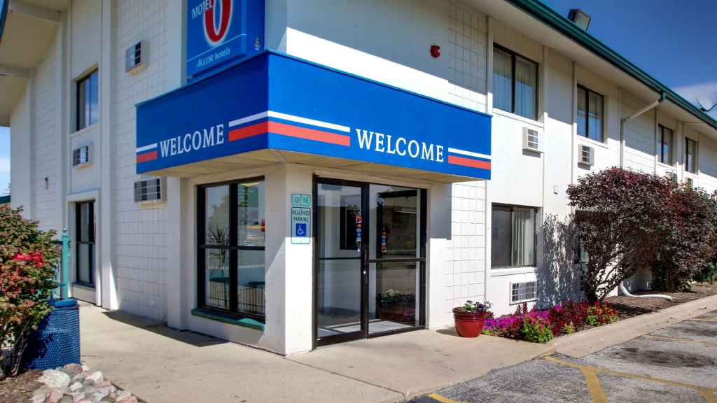 photo 1 of Motel 6 Normal, IL - Bloomington Area