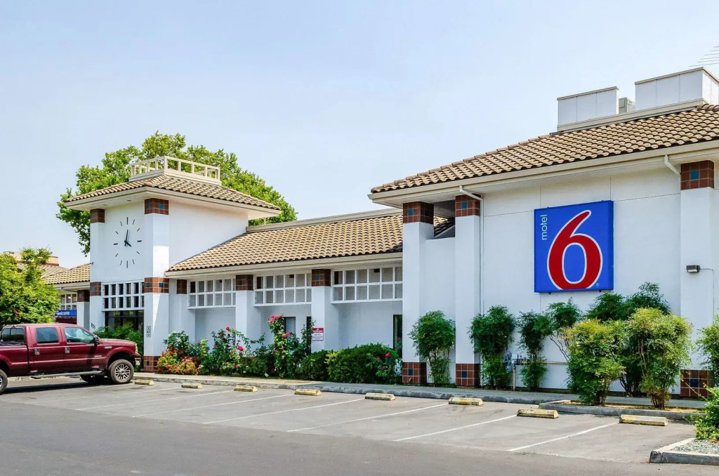 photo 1 of Motel 6 Oakdale, CA