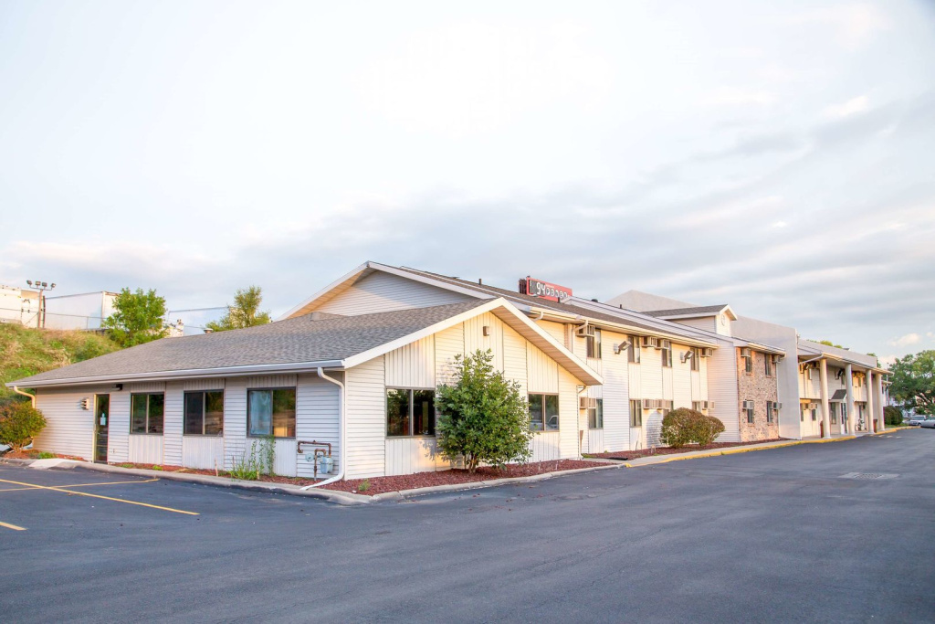 photo 1 of Motel 6 Omaha, NE