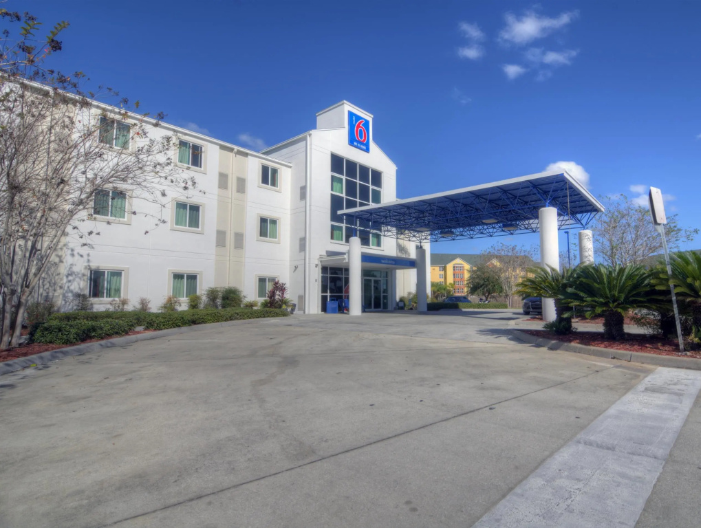 photo 1 of Motel 6 Orlando, FL - International Dr