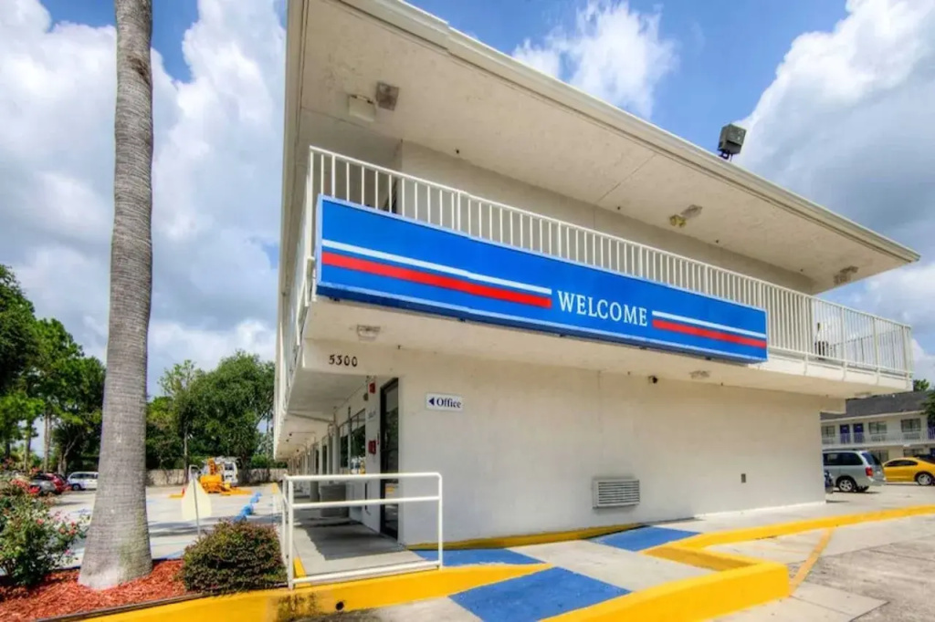 photo 1 of Motel 6 Orlando, FL - Winter Park