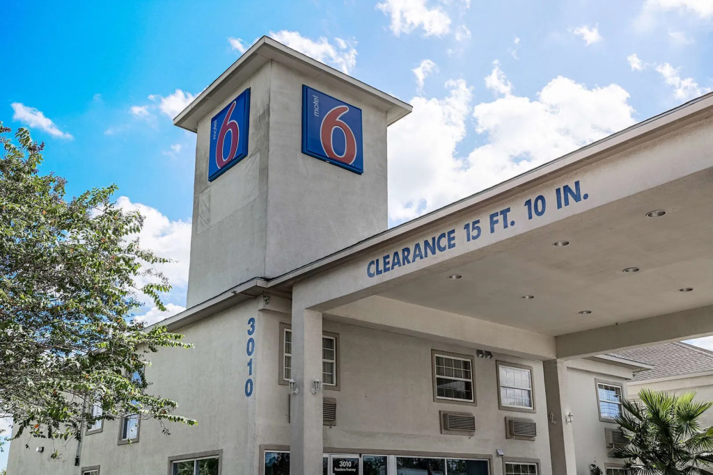 photo 1 of Motel 6 Pasadena, TX