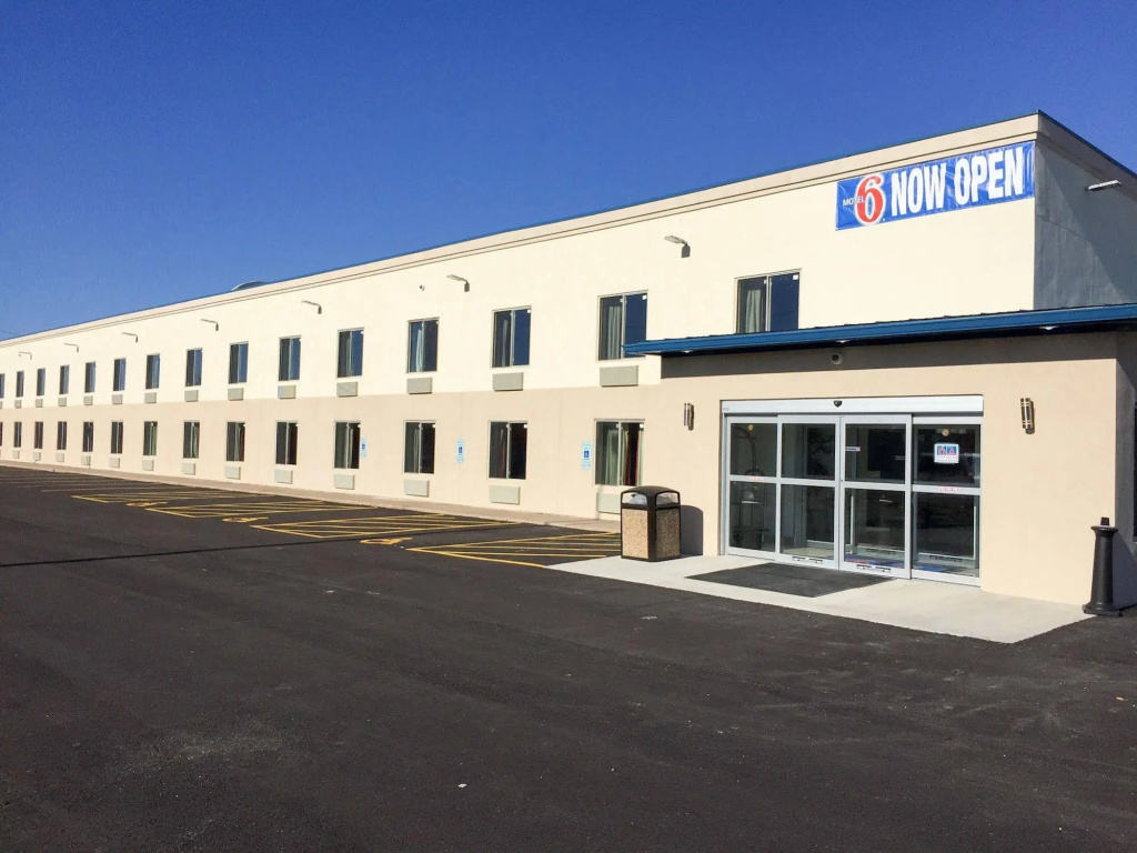 photo 1 of Motel 6 Peoria, IL