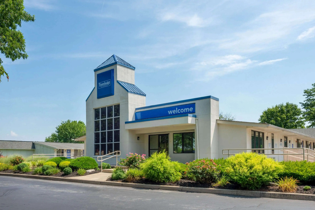 photo 1 of Travelodge by Wyndham Essington / Philadelphia Airport