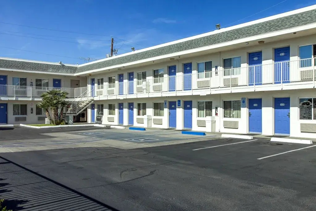 photo 1 of Motel 6 Phoenix Airport