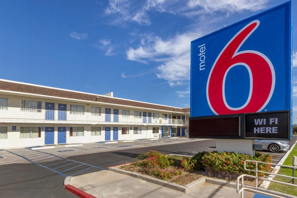 photo 1 of Motel 6 Phoenix North - Bell Road