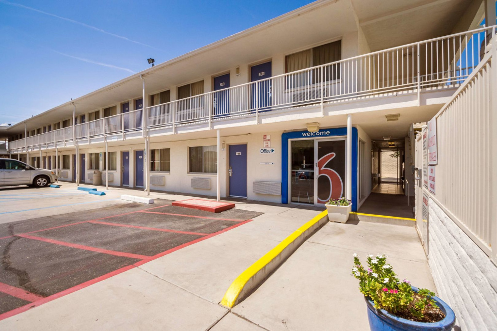 photo 1 of Motel 6 Youngtown, AZ - Phoenix - Sun City
