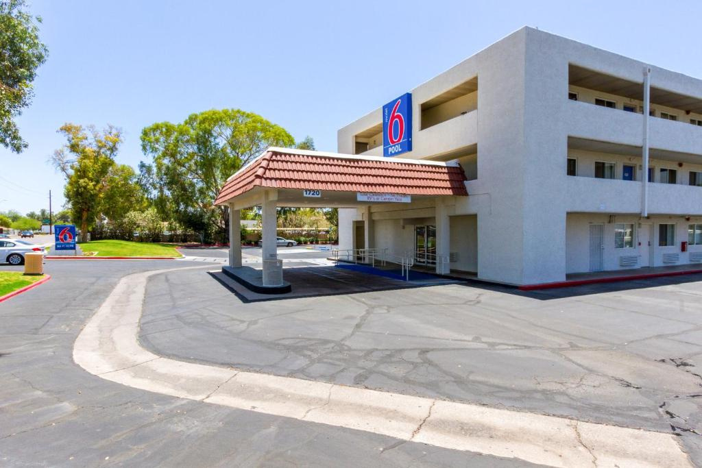 photo 1 of Motel 6 Tempe, AZ Phoenix Airport Priest Dr