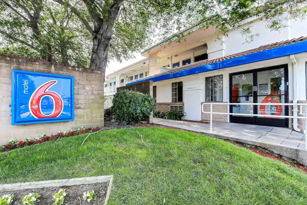 photo 1 of Motel 6 Pinole, CA