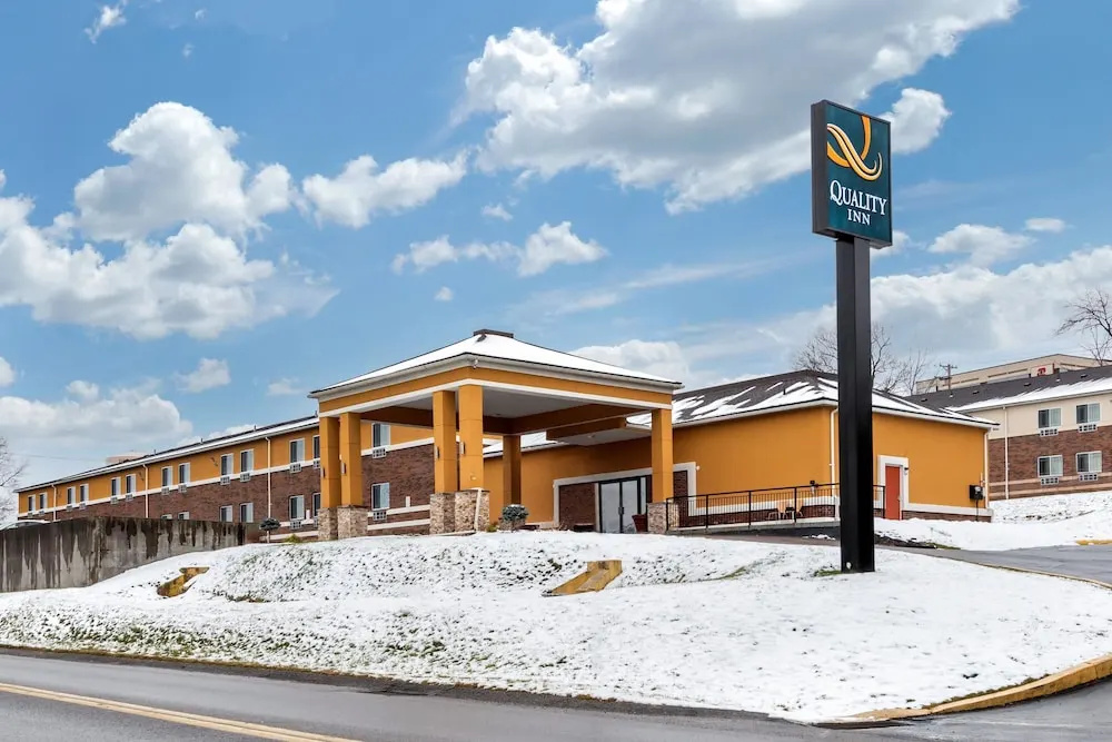 photo 1 of Motel 6 Pittsburgh Airport