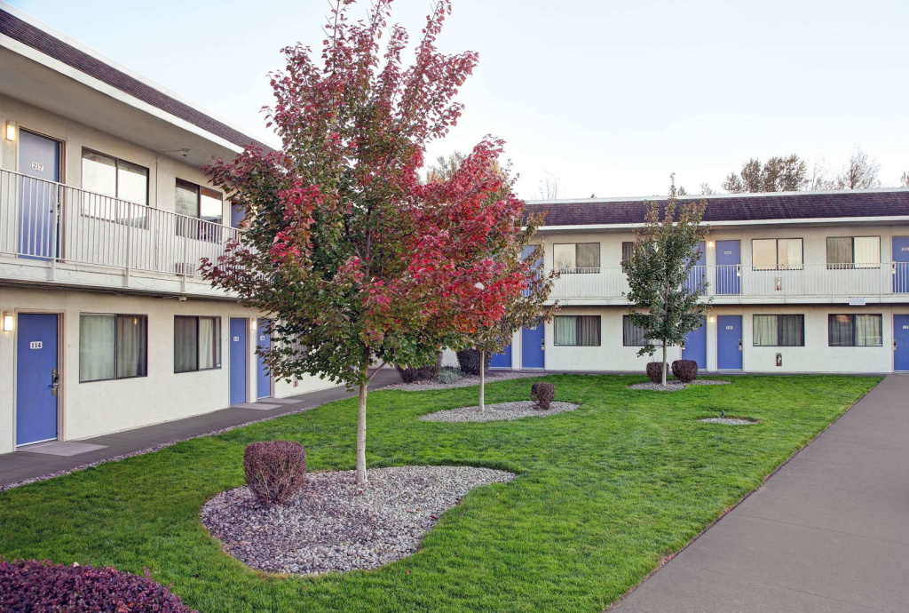 photo 1 of Motel 6 Troutdale, OR - Portland East