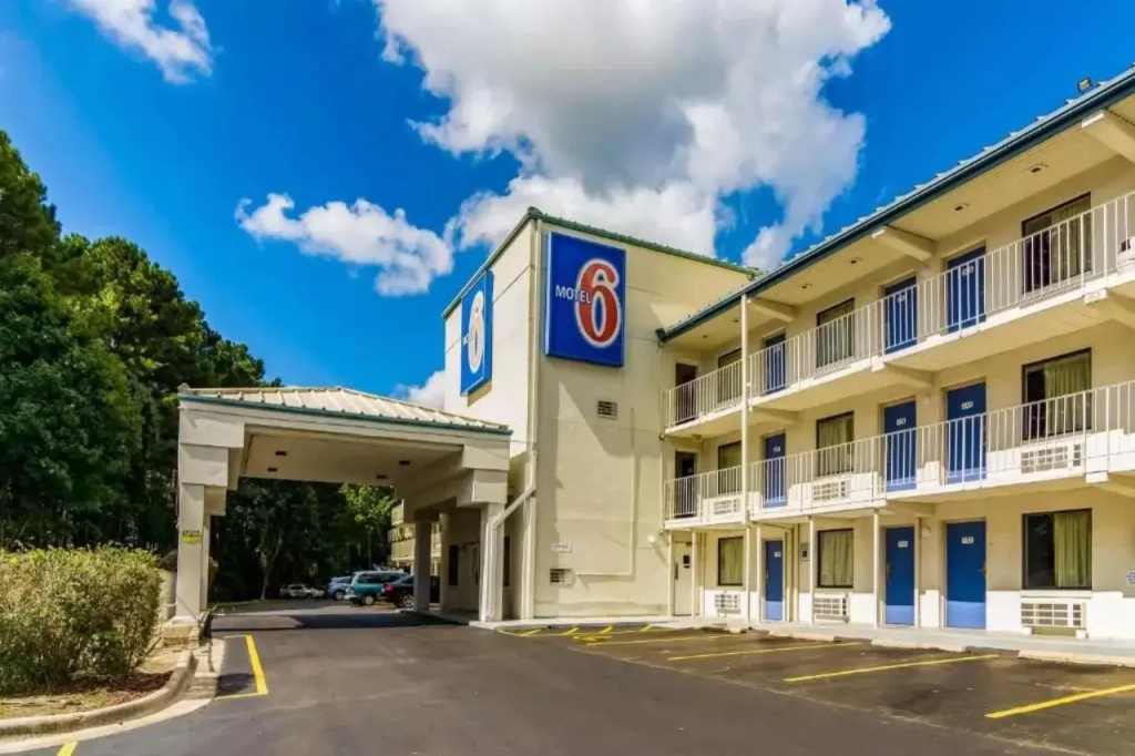 photo 1 of Motel 6 Raleigh NC  Cary