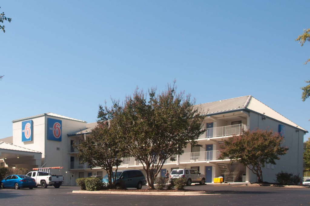 photo 1 of Motel 6 Raleigh, NC - Cary
