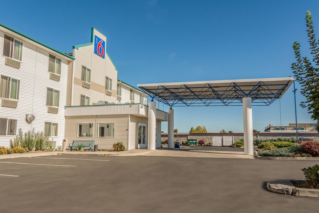 photo 1 of Motel 6 Redmond, OR