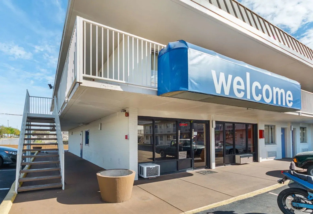 photo 1 of Motel 6 San Antonio, TX - I-10 West