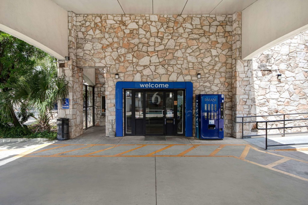 photo 1 of Motel 6 San Antonio, TX - Northwest Medical Center