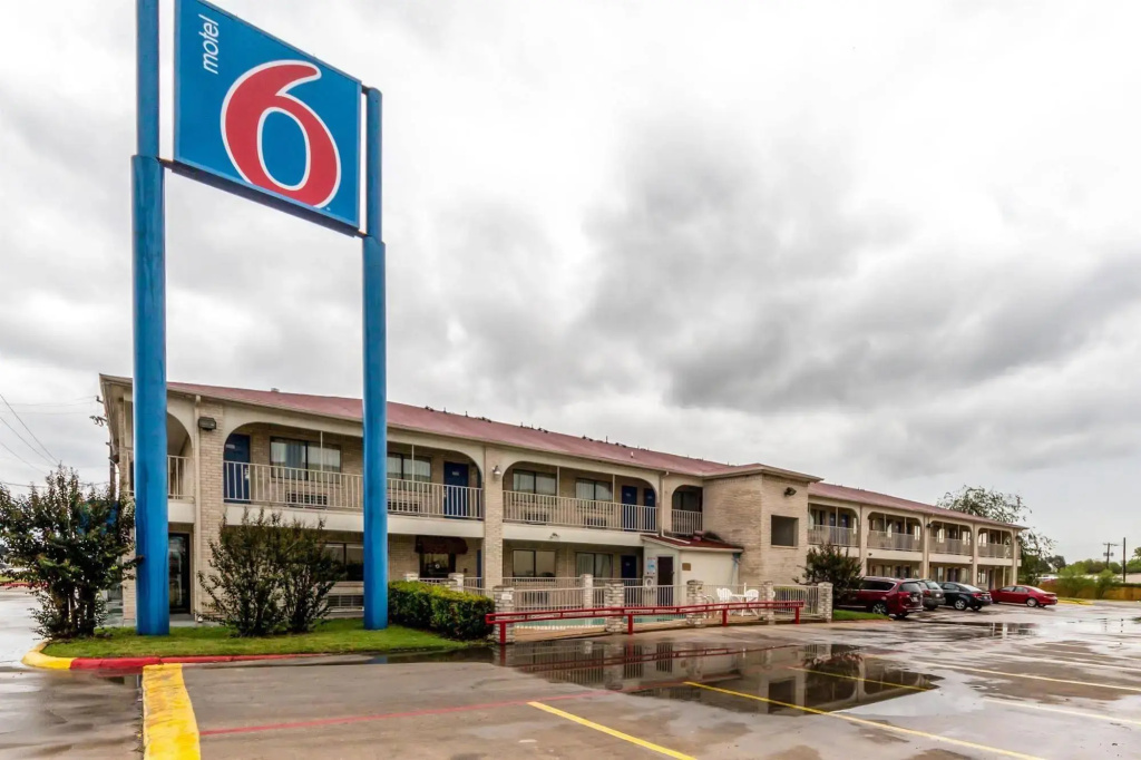 photo 1 of Motel 6 San Antonio, Tx - Frost Bank Center
