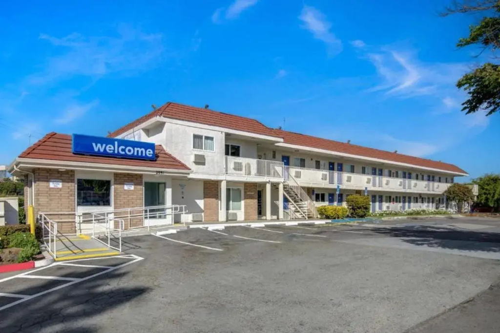 photo 1 of Motel 6 San Jose, CA - Airport