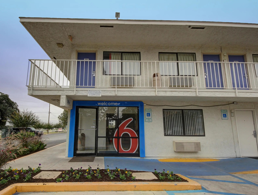 photo 1 of Motel 6 San Marcos, TX