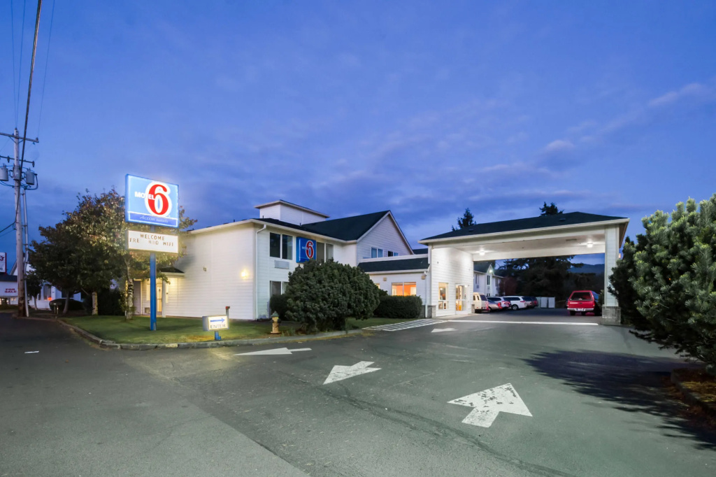 photo 1 of Motel 6 Seaside, OR