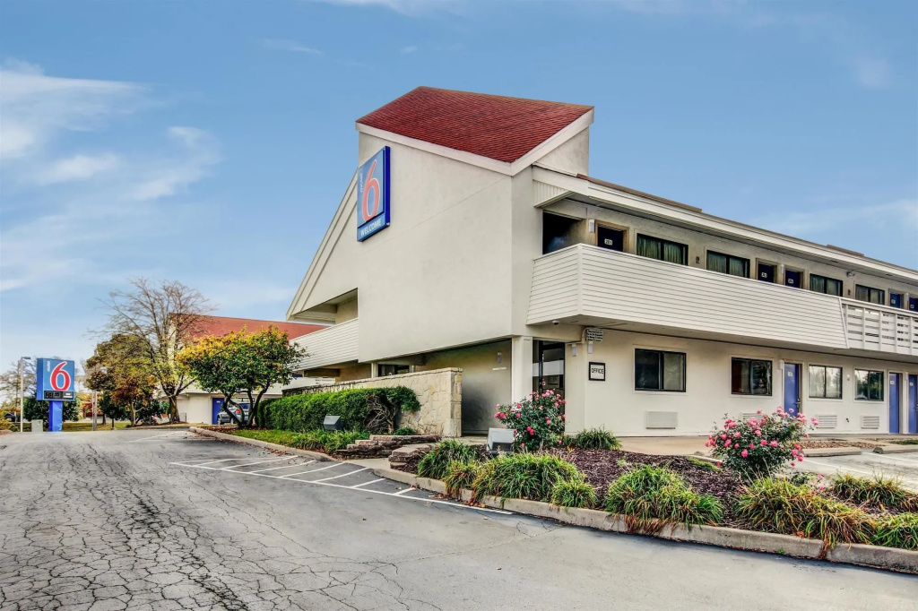 photo 1 of Motel 6 St. Louis - Bridgeton