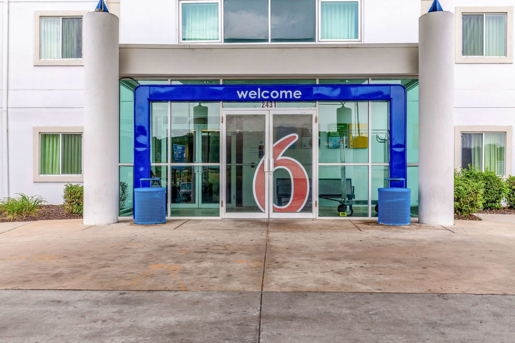 photo 1 of Motel 6 Caseyville, IL - Caseyville Il