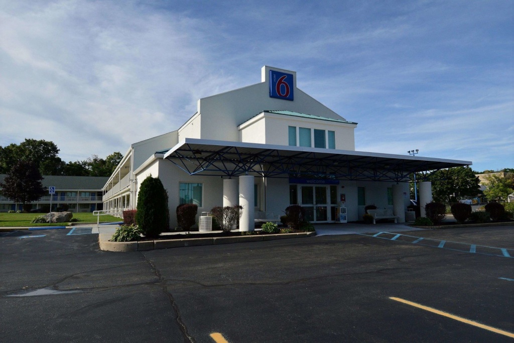 photo 1 of Motel 6 Tewksbury, MA - Boston
