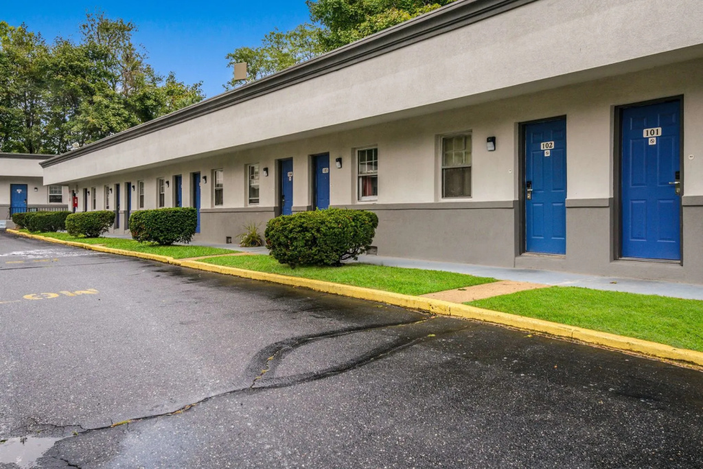 photo 1 of Motel 6 Tinton Falls, NJ – Neptune