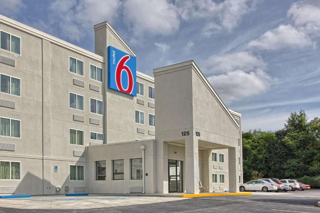 photo 1 of Motel 6 York, PA - North