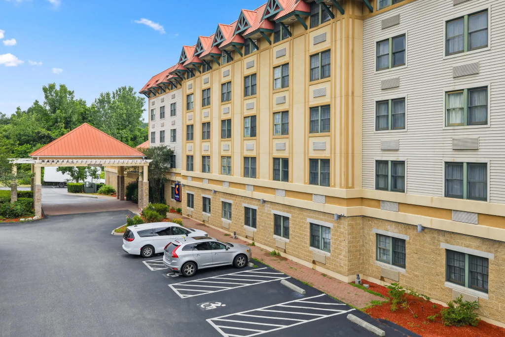 photo 1 of Comfort Suites Near Casinos Norwich-Uncasville CT