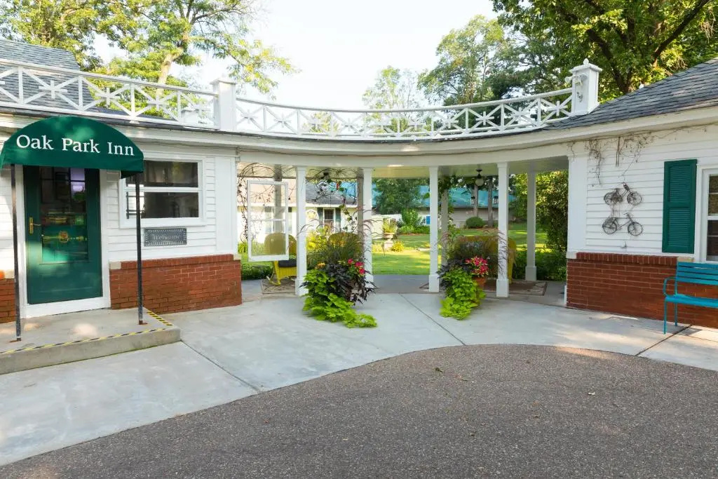 photo 1 of Oak Park Inn